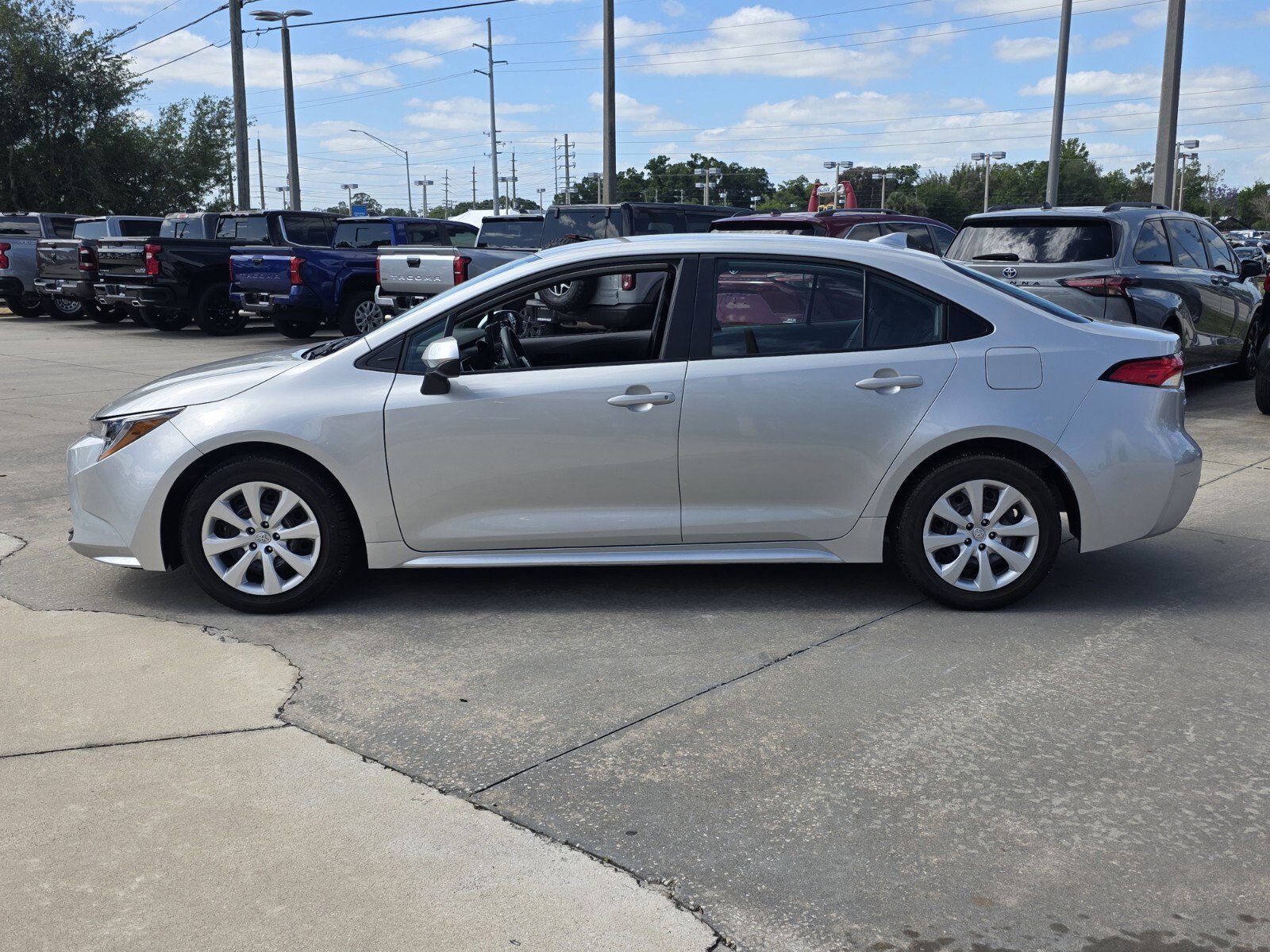 Used 2025 Toyota Corolla LE FWD image 3