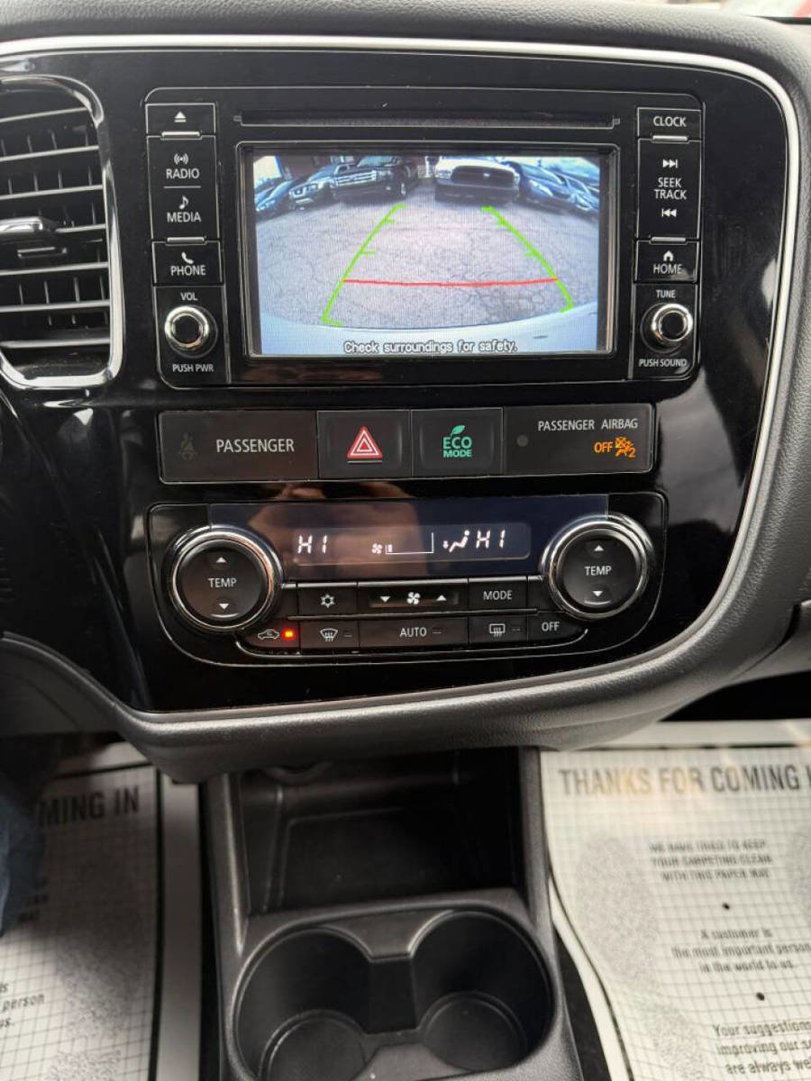 Used 2016 Mitsubishi Outlander SE image 16