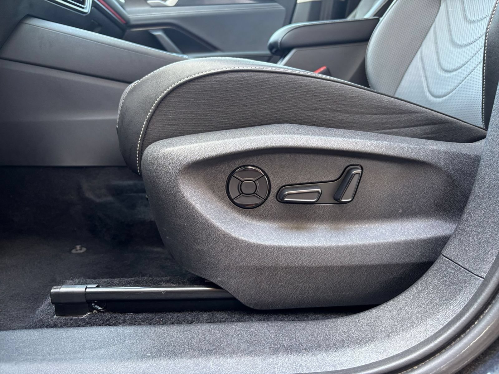 Used 2026 Volkswagen Tiguan SE AWD/4WD image 21