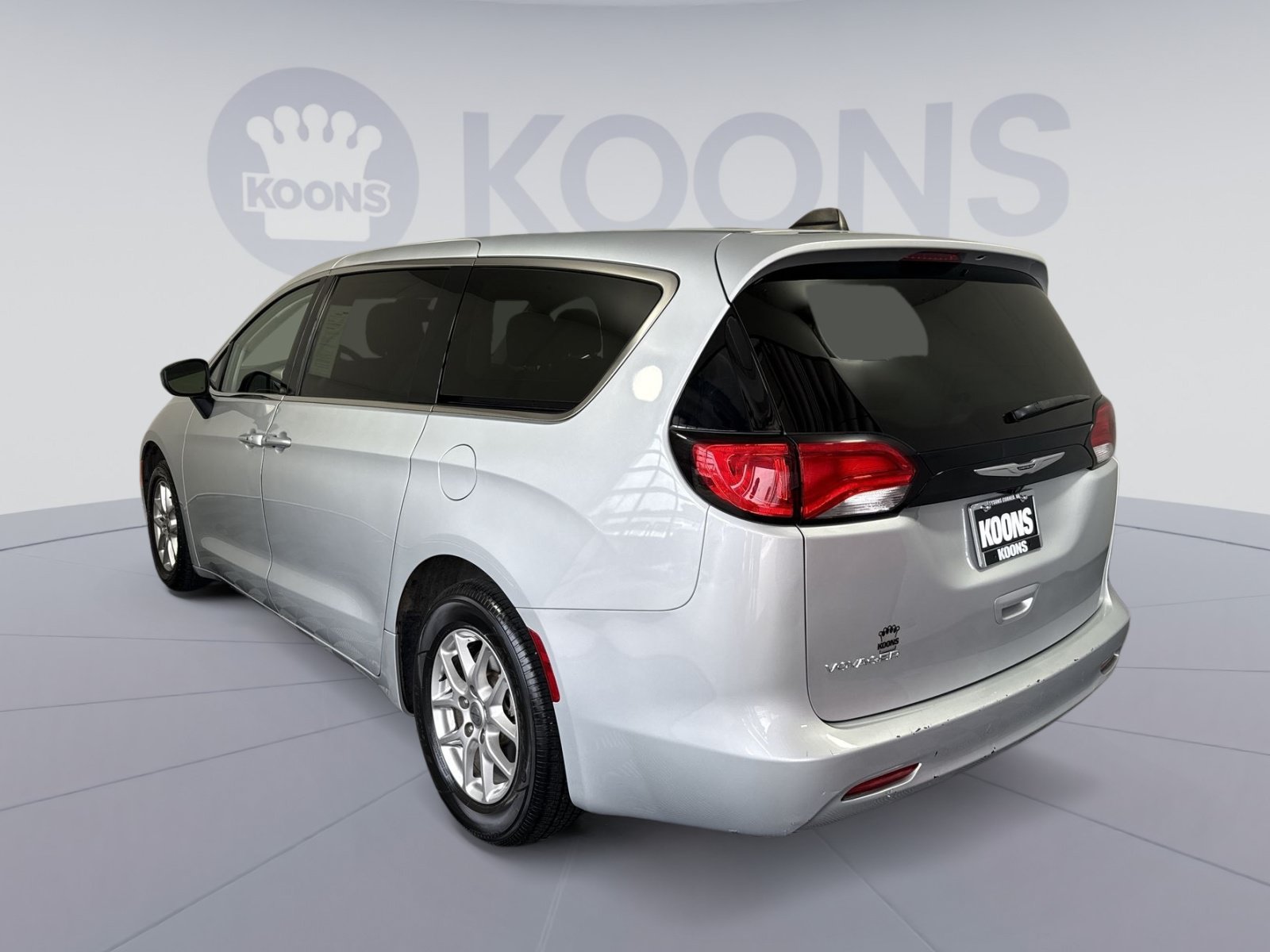 Used 2024 Chrysler Voyager LX FWD image 4