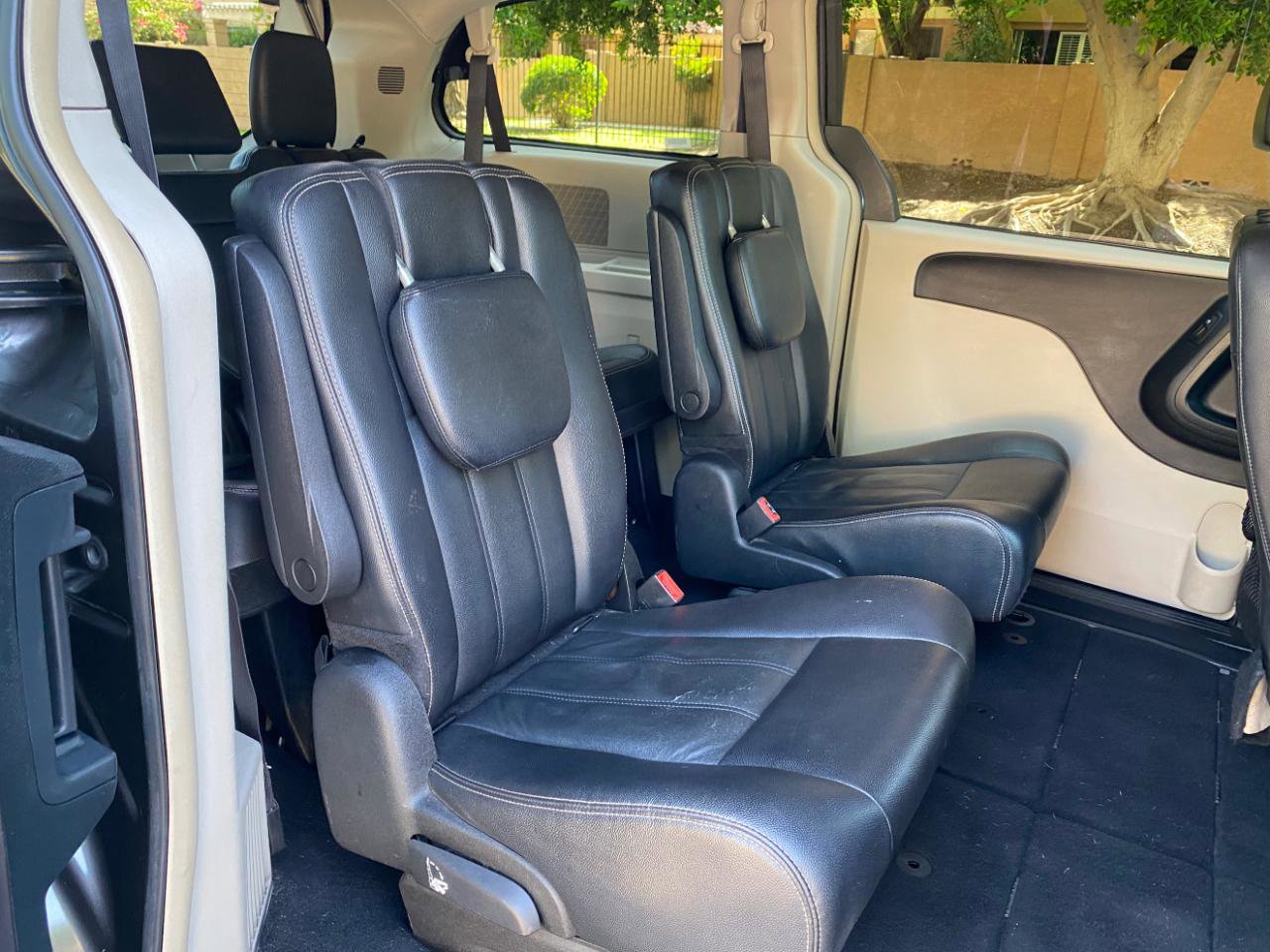 Used 2016 Chrysler Town & Country Touring FWD image 46