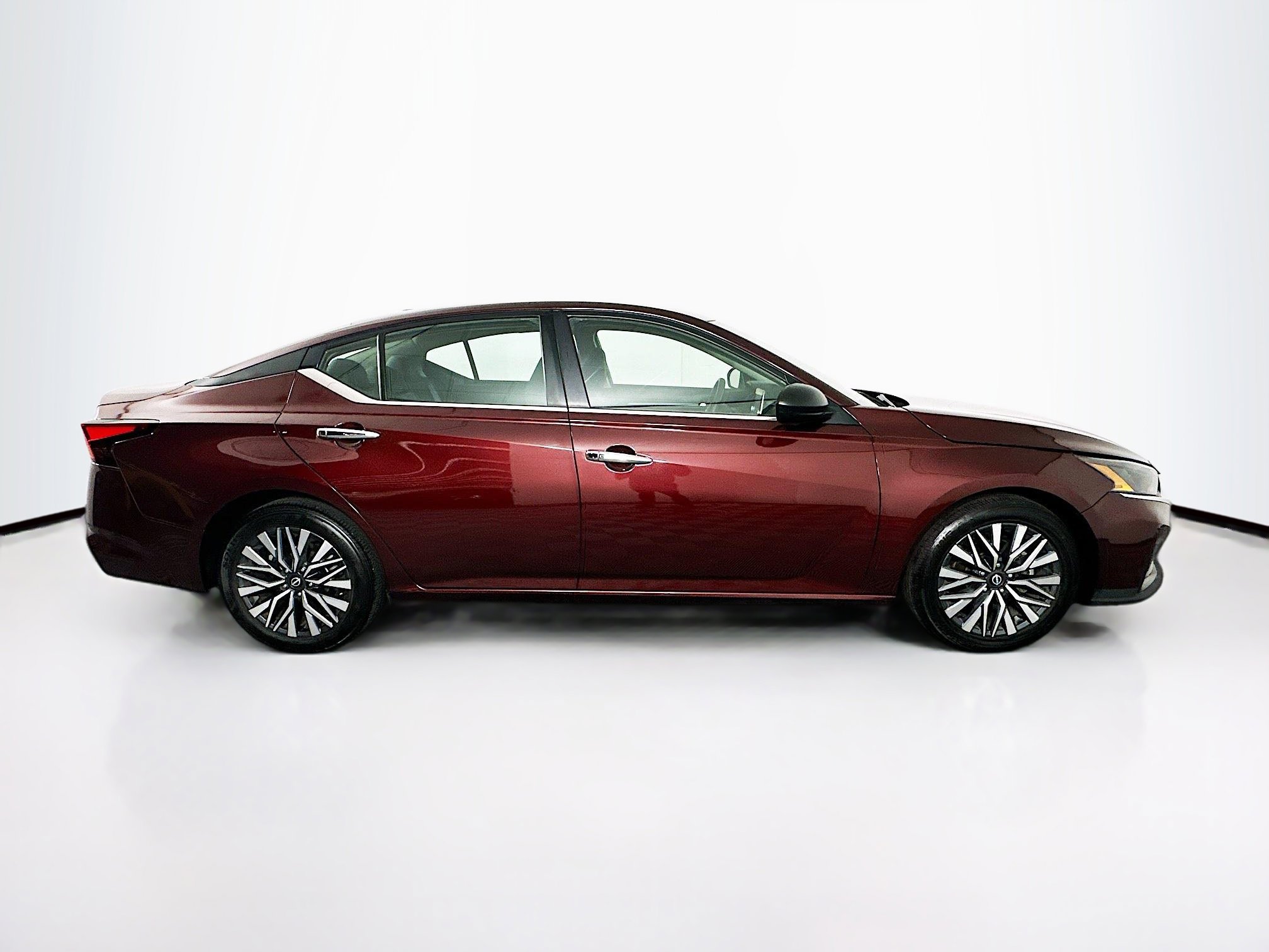 Used 2024 Nissan Altima 2.5 SV image 10