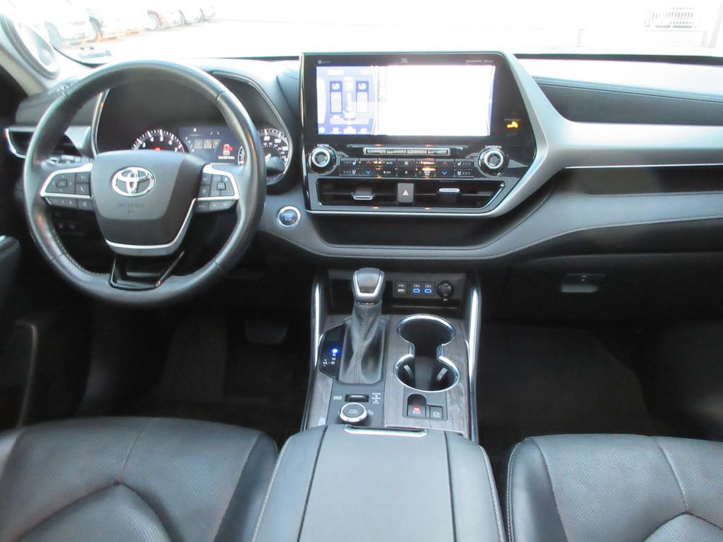 Used 2022 Toyota Highlander Platinum AWD/4WD image 16
