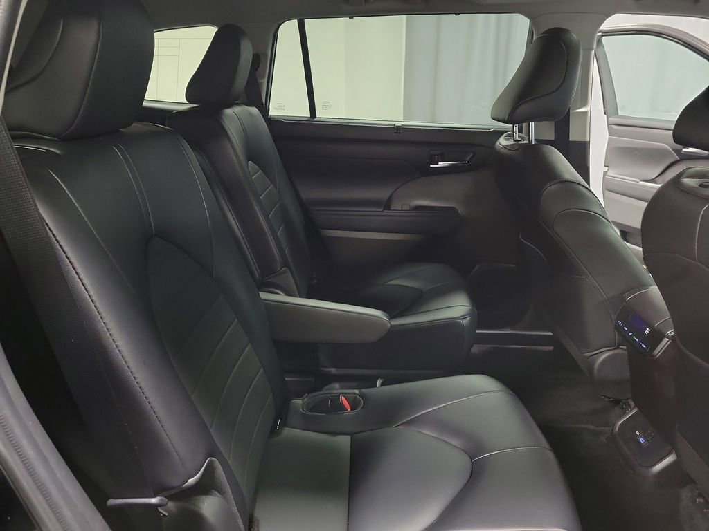 Used 2022 Toyota Highlander XLE image 24