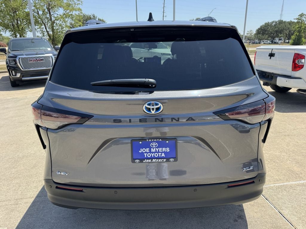 Used 2025 Toyota Sienna XLE FWD image 6