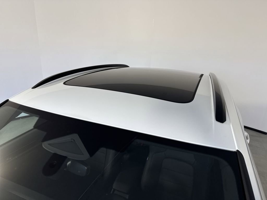 Used 2025 Porsche Macan Electric RWD image 17