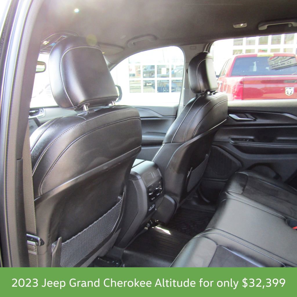 Used 2023 Jeep Grand Cherokee Altitude AWD/4WD image 12