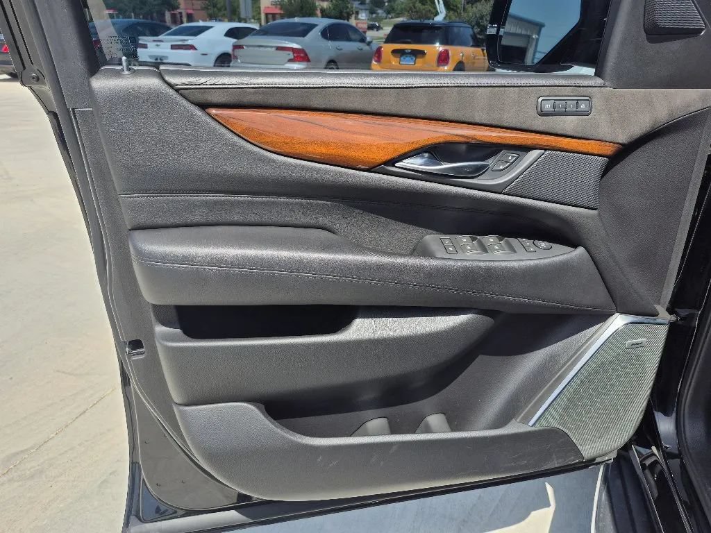 Used 2018 Cadillac Escalade Luxury RWD image 11