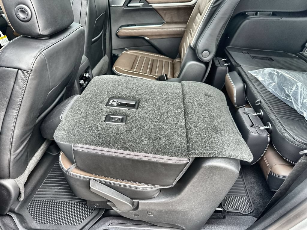New 2026 GMC Acadia Denali Ultimate w/ LPO, Floor Liner Package AWD/4WD image 16