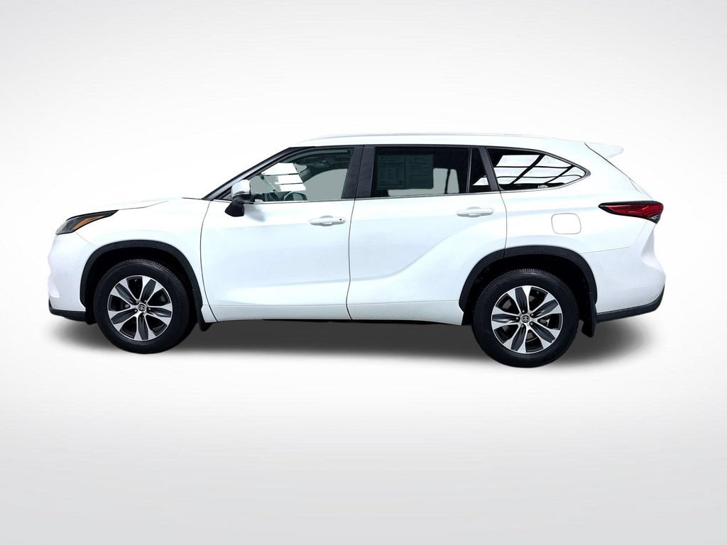 Used 2023 Toyota Highlander XLE AWD/4WD image 3