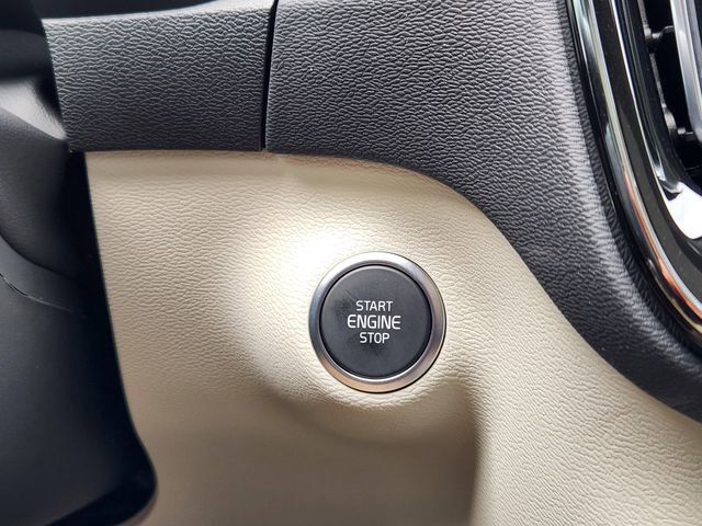 Used 2025 Volvo XC40 B5 Ultra w/ Climate Package image 23