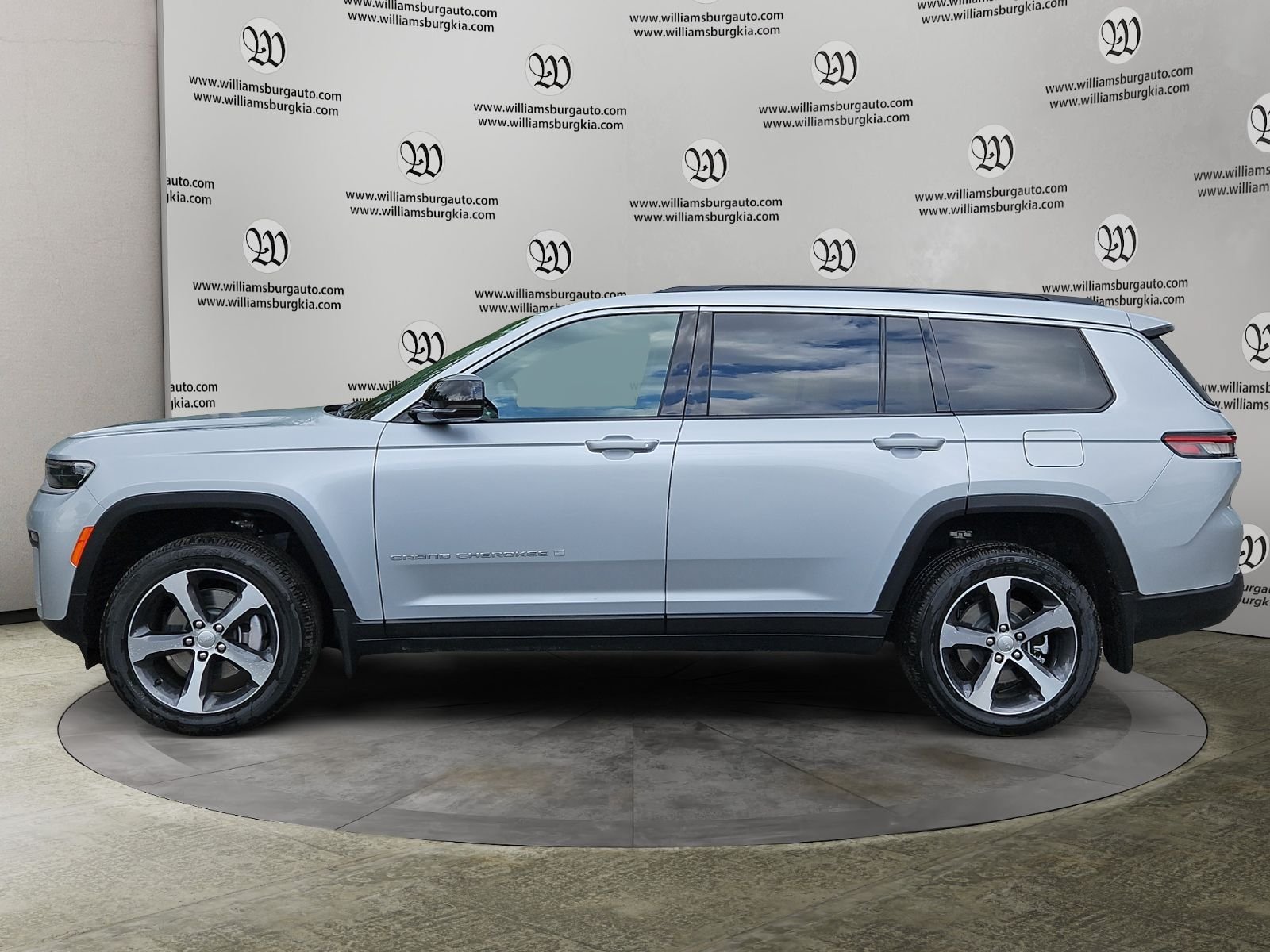 New 2026 Jeep Grand Cherokee L Limited w/ MOPAR Finishing Package AWD/4WD image 2