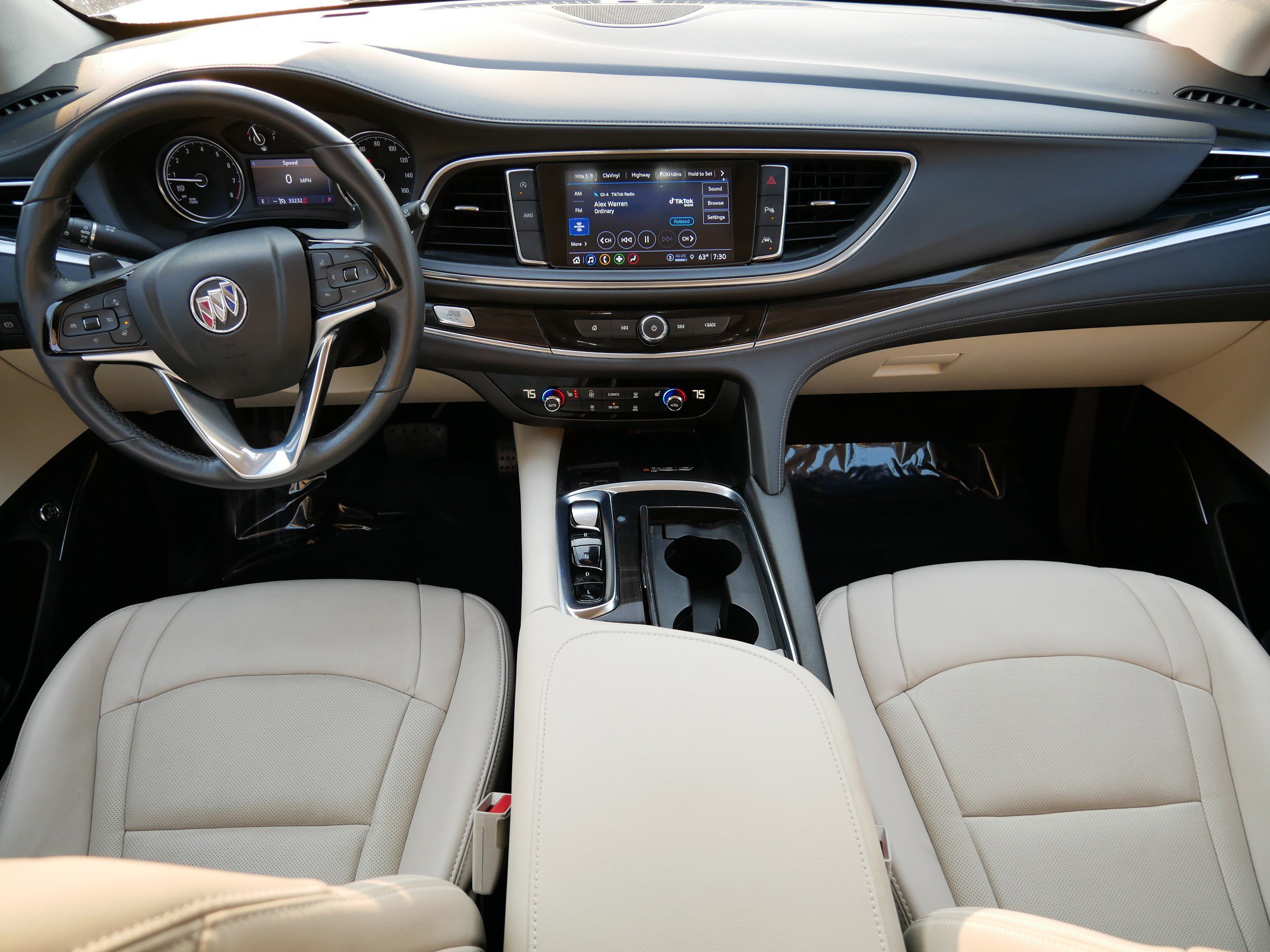 Used 2022 Buick Enclave Essence image 13