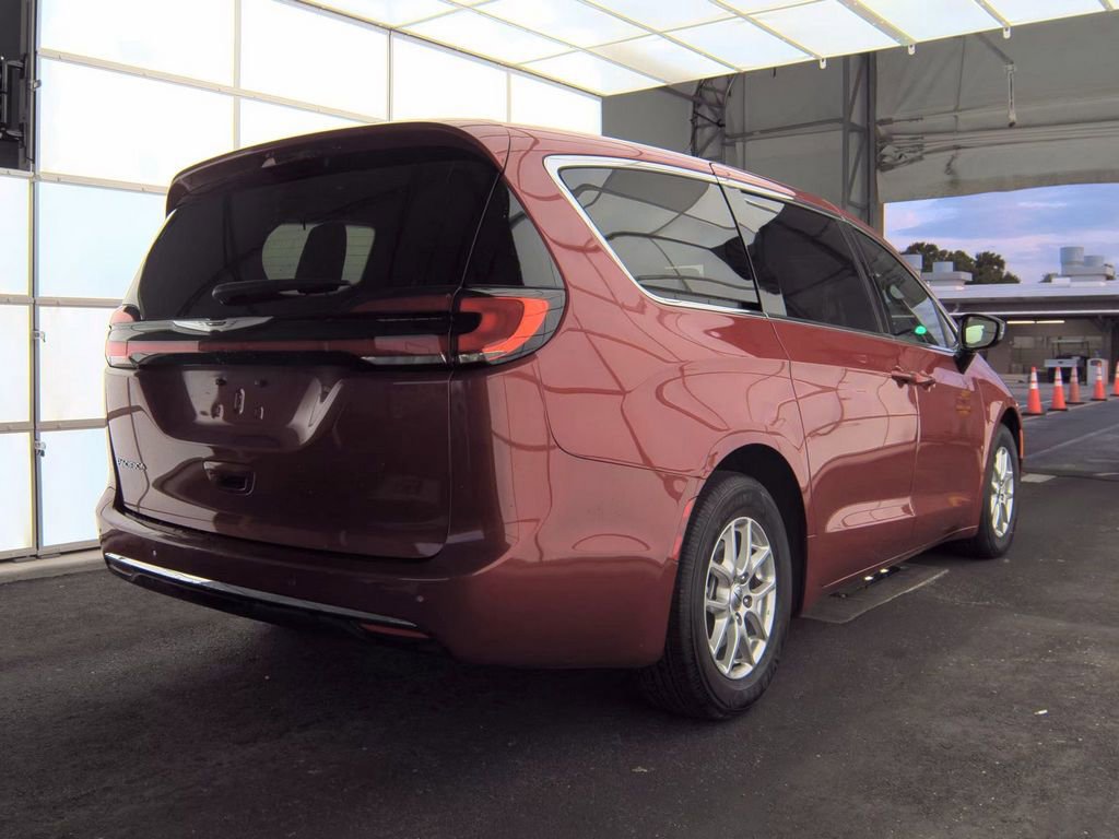Used 2025 Chrysler Pacifica Select FWD image 4