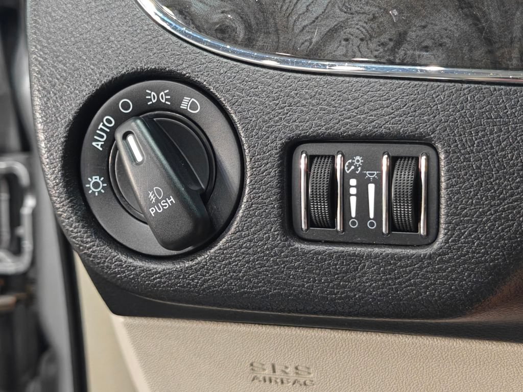 Used 2016 Chrysler Town & Country Touring-L FWD image 43