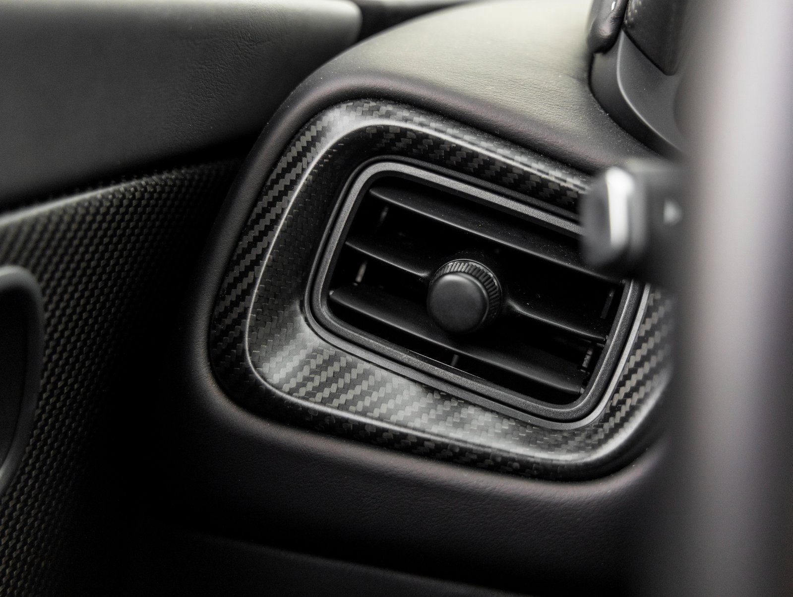 Used 2023 Aston Martin DBS Coupe image 35