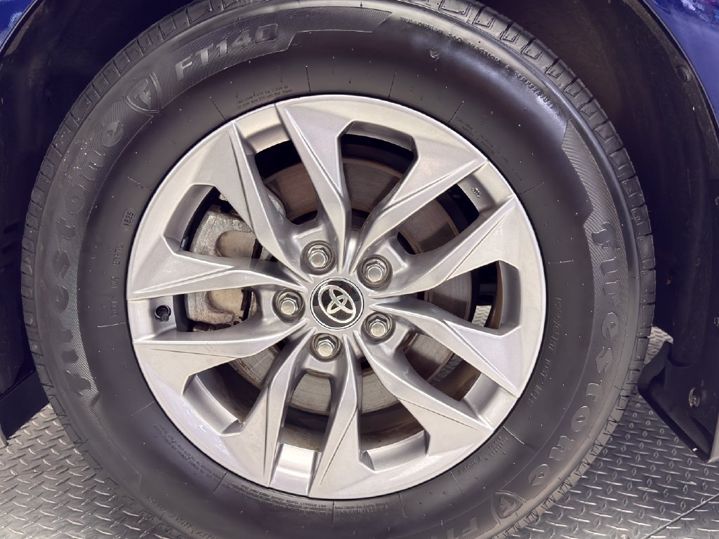 Used 2025 Toyota Sienna XLE w/ XLE Plus Package FWD image 9