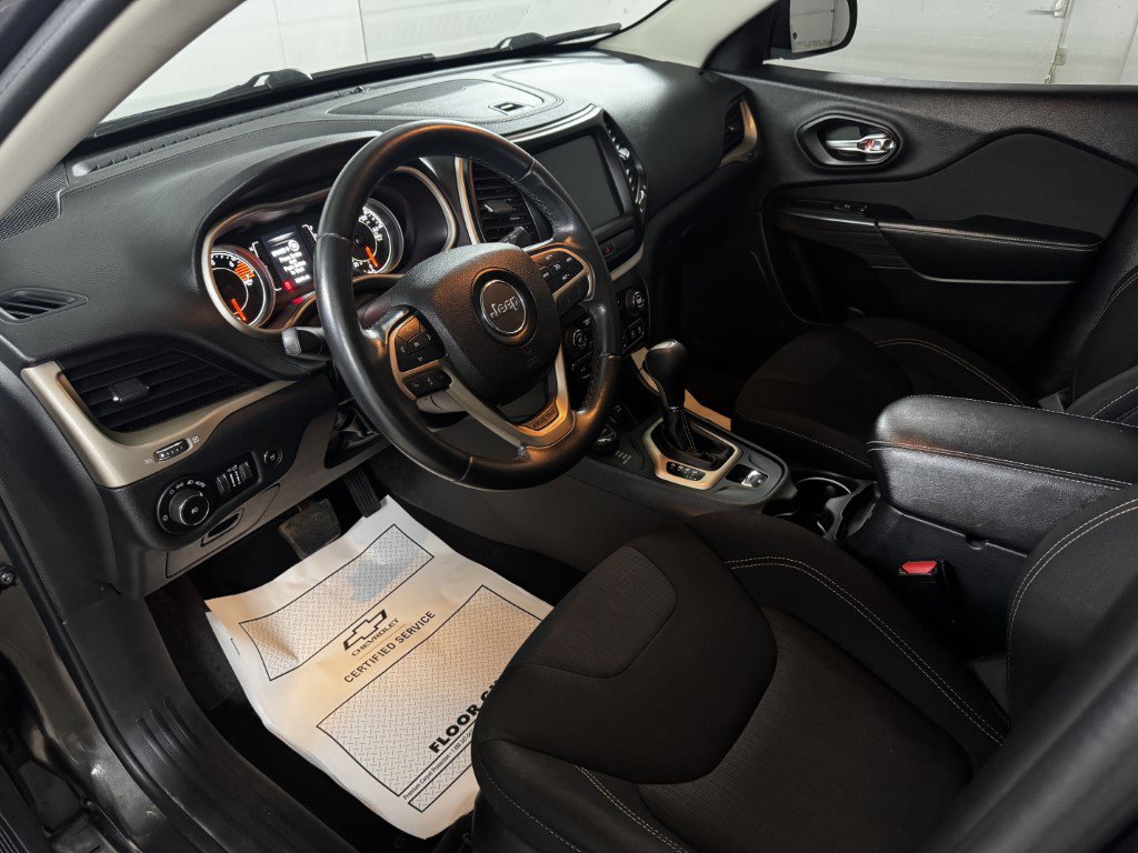 Used 2016 Jeep Cherokee Latitude w/ Comfort/Convenience Group image 16
