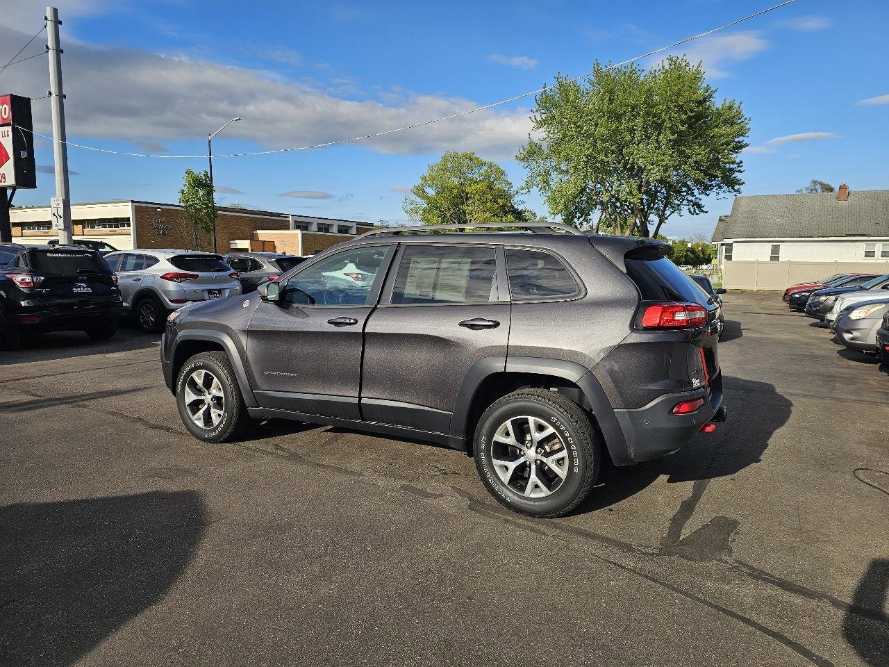 Used 2018 Jeep Cherokee Trailhawk AWD/4WD image 7