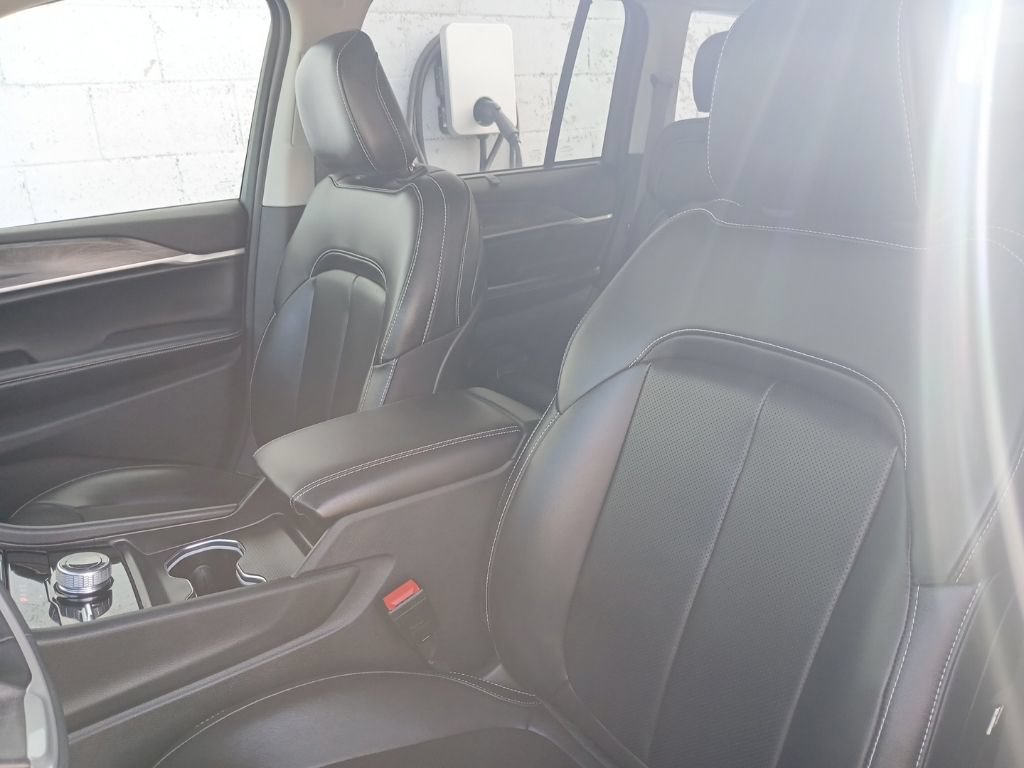 Used 2023 Jeep Grand Cherokee Limited w/ Luxury Tech Group II AWD/4WD image 24