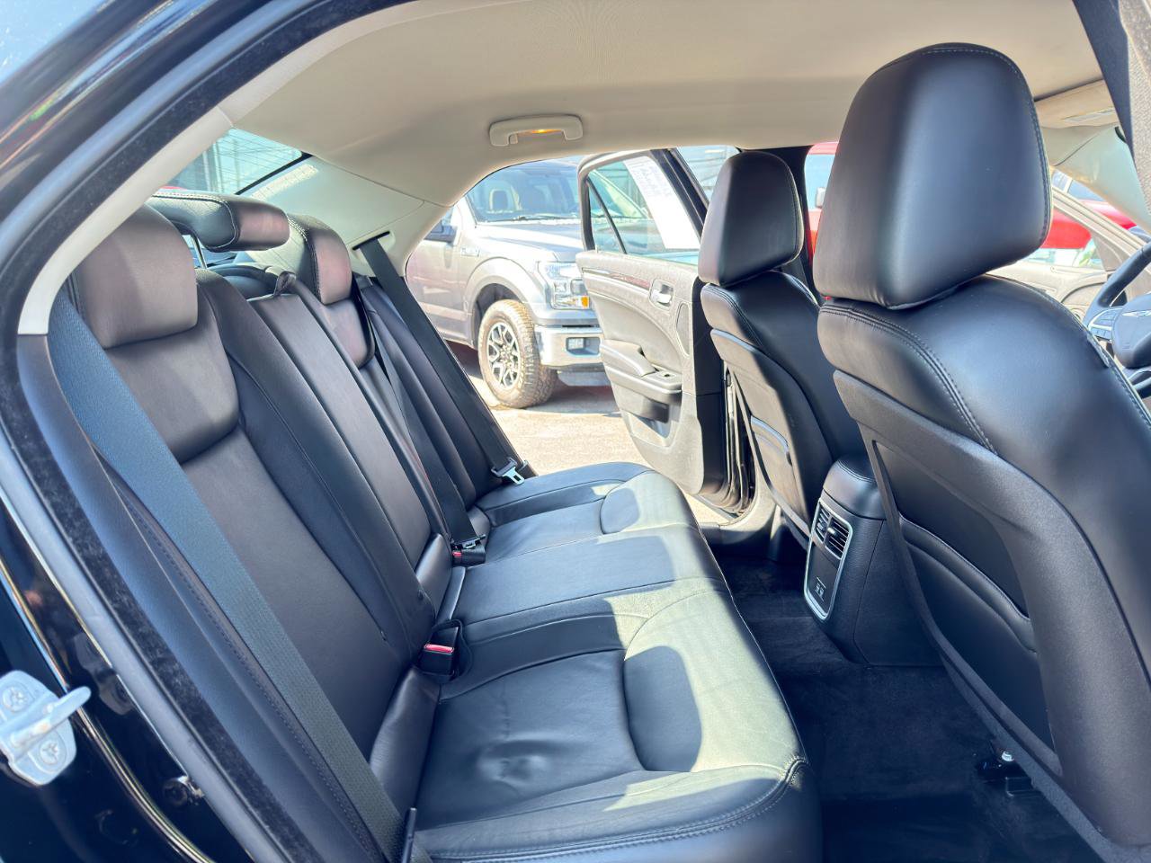 Used 2015 Chrysler 300 Limited w/ Driver Convenience Group image 29