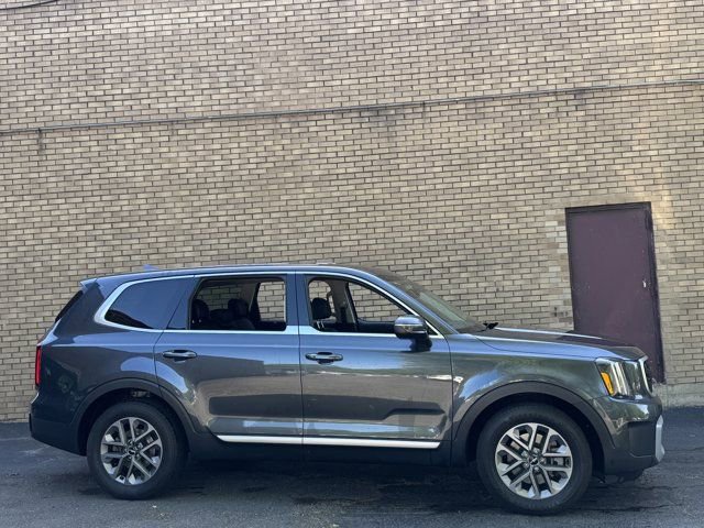 Used 2023 Kia Telluride LX FWD image 3