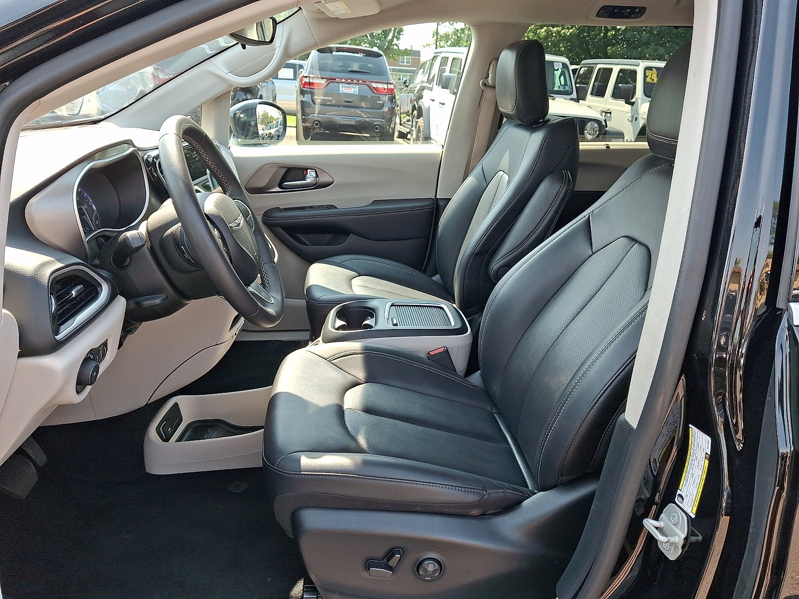 Used 2024 Chrysler Pacifica Touring-L FWD image 11