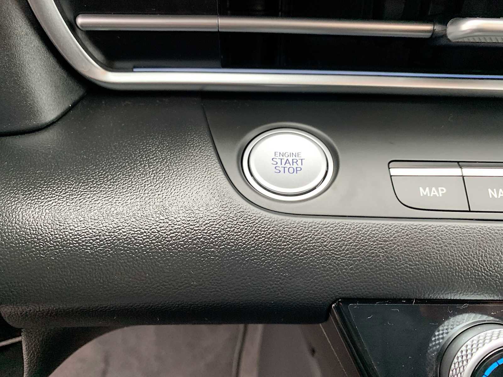 Used 2025 Hyundai Elantra Limited image 17