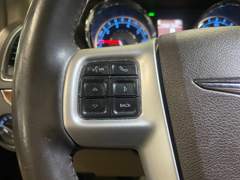 Used 2015 Chrysler Town & Country Touring-L FWD image 11