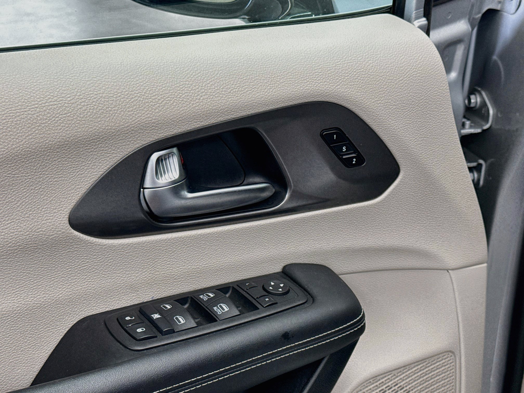 Used 2024 Chrysler Pacifica Touring-L FWD image 15