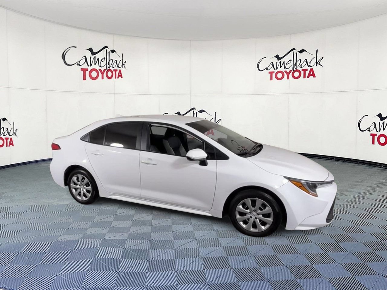 Used 2025 Toyota Corolla LE FWD image 2