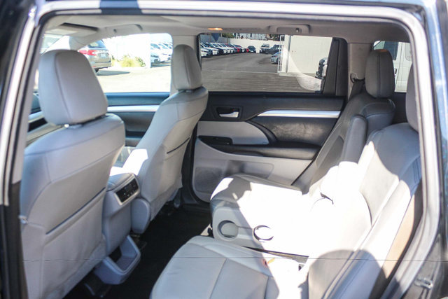 Used 2018 Toyota Highlander XLE w/ Carpet Mat Package (TMS) FWD image 23