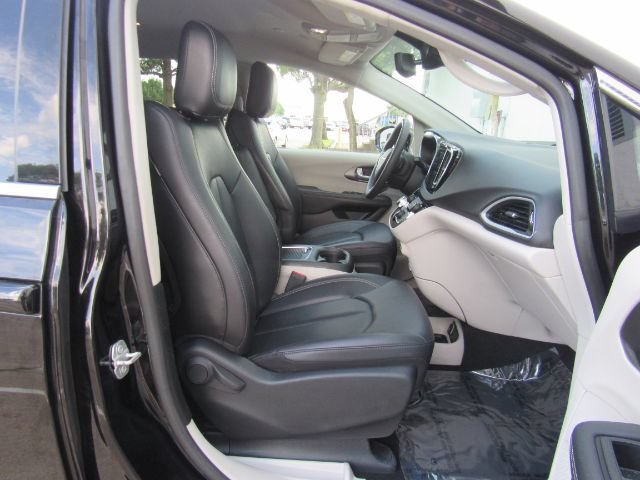 Used 2024 Chrysler Pacifica Touring-L FWD image 21
