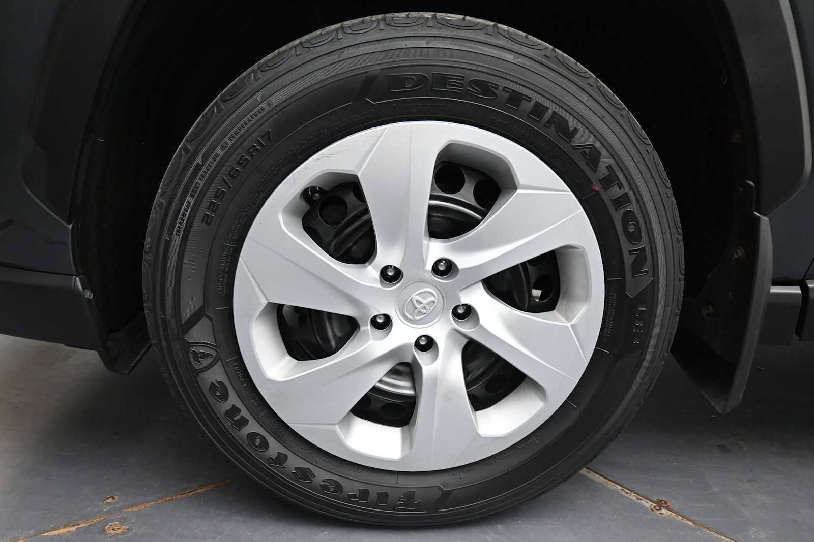 Used 2021 Toyota RAV4 LE AWD/4WD image 5