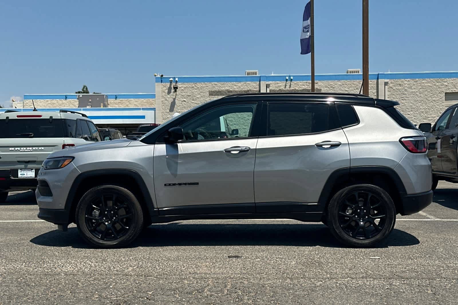 Used 2023 Jeep Compass Latitude w/ Convenience Group AWD/4WD image 6