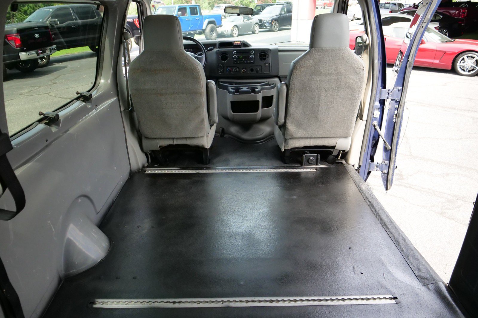 Used 2010 Ford E-250 and Econoline 250 Extended RWD image 31