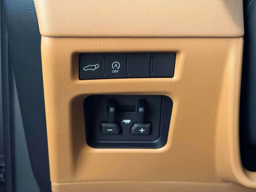 Used 2025 Lexus LX 600 4WD w/ Accessory Package (2T) image 20