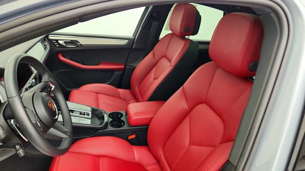 Used 2025 Porsche Macan AWD/4WD image 21