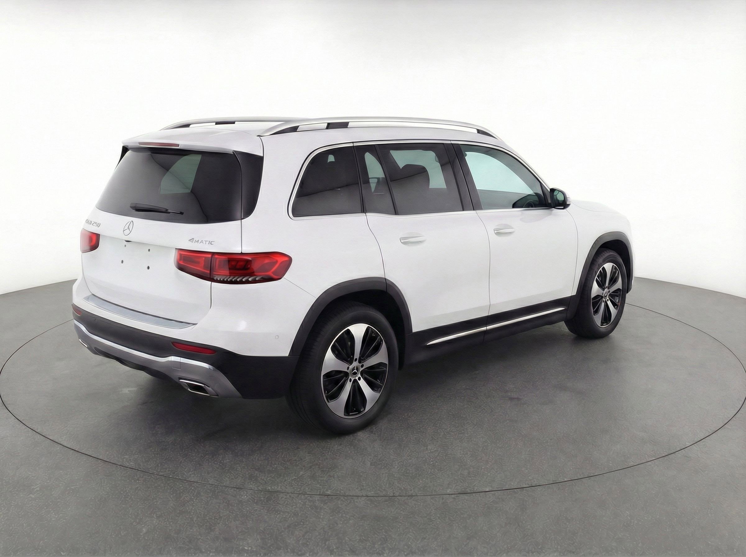 Used 2025 Mercedes-Benz GLB 250 4MATIC image 9