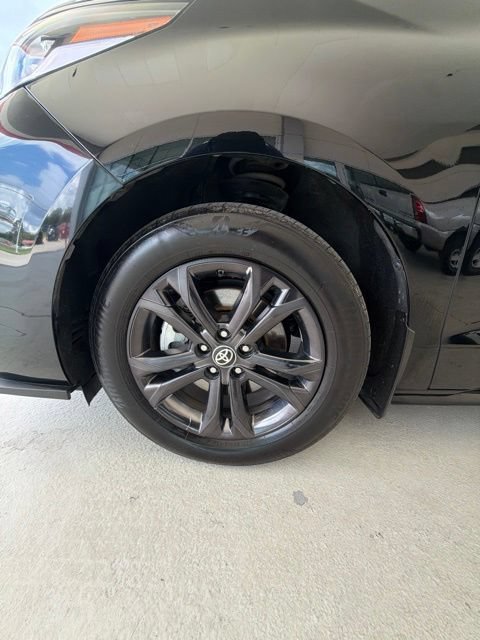 Used 2025 Toyota Sienna XSE w/ XSE Premium Package AWD/4WD image 15