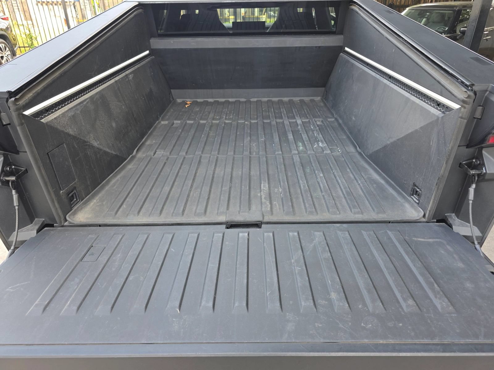 Used 2025 Tesla Cybertruck AWD Crew Cab image 37