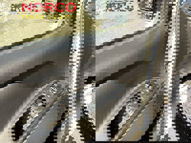 Used 2018 RAM ProMaster City SLT w/ Lights & Wheels Group image 17