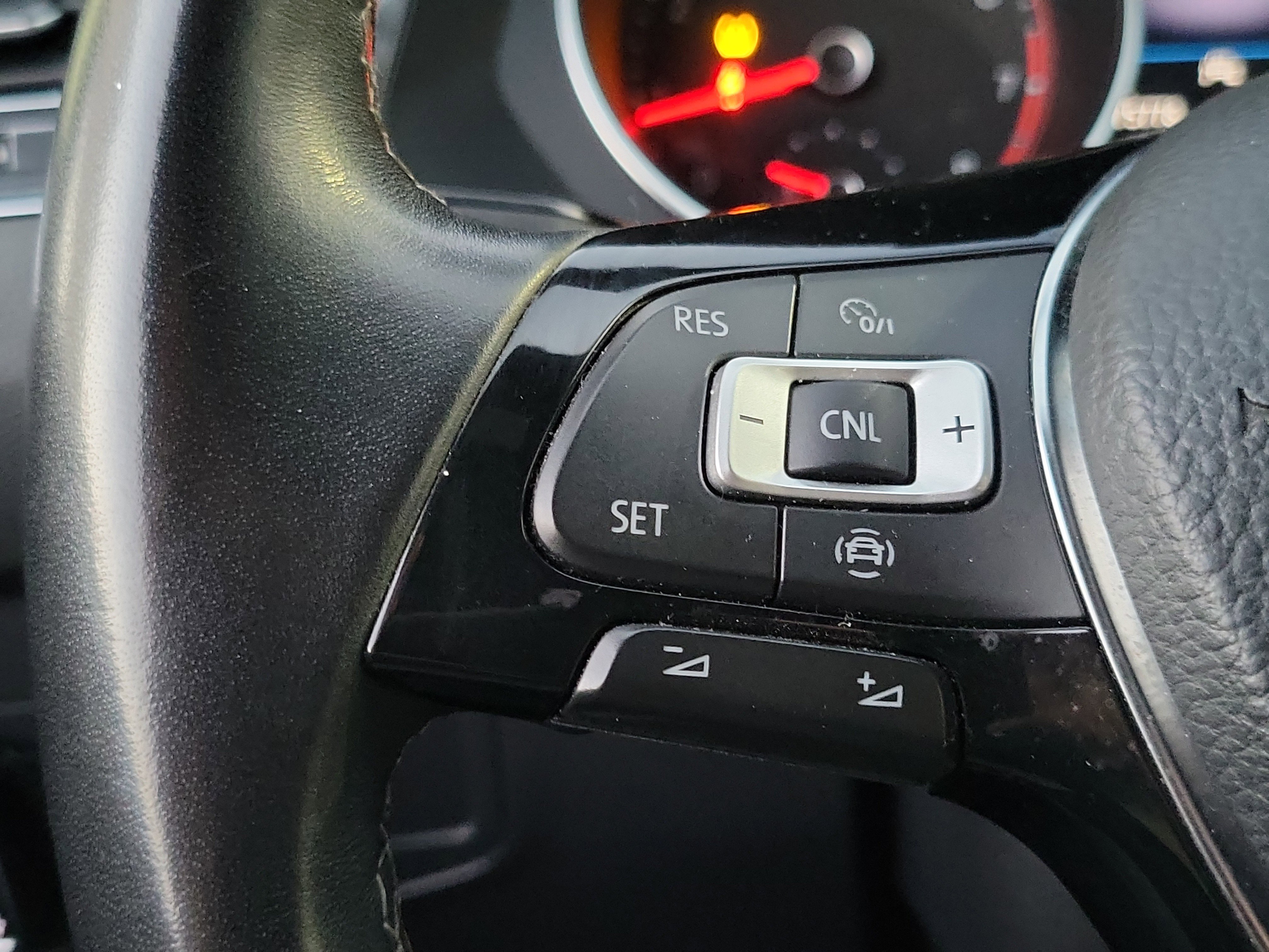 Used 2020 Volkswagen Tiguan SE R-Line image 7