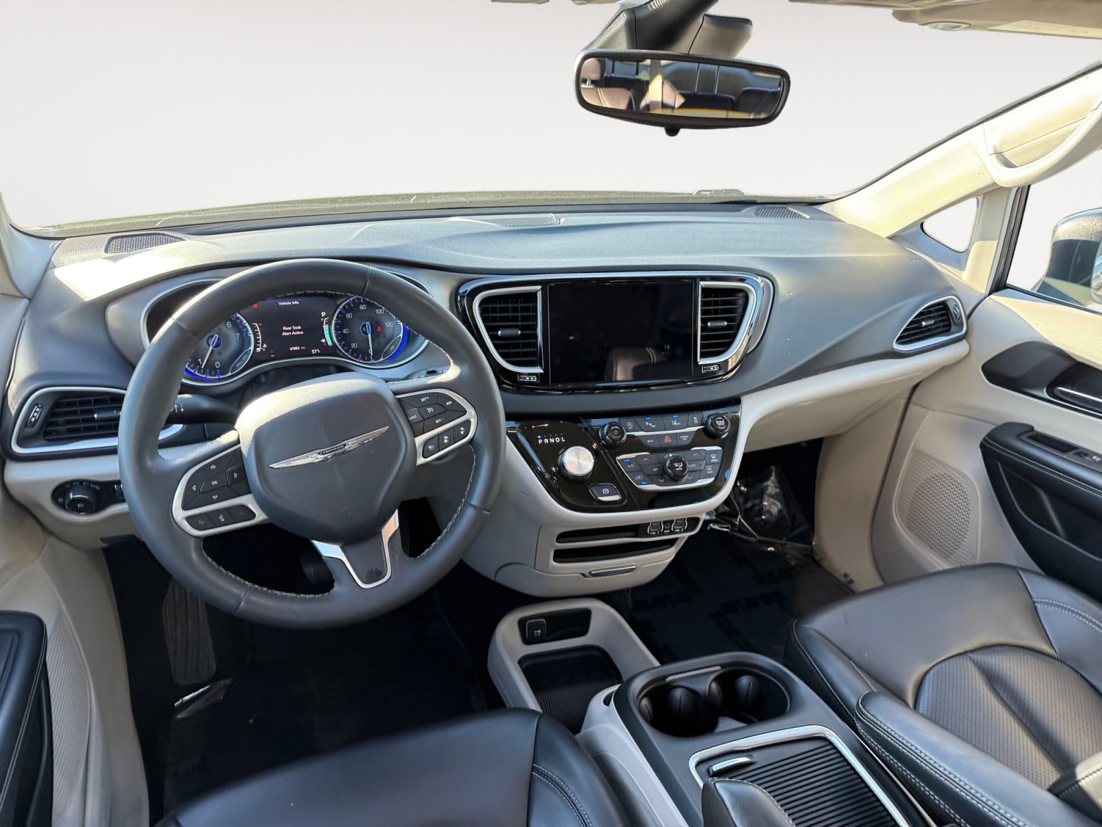 Used 2023 Chrysler Pacifica Touring-L image 15