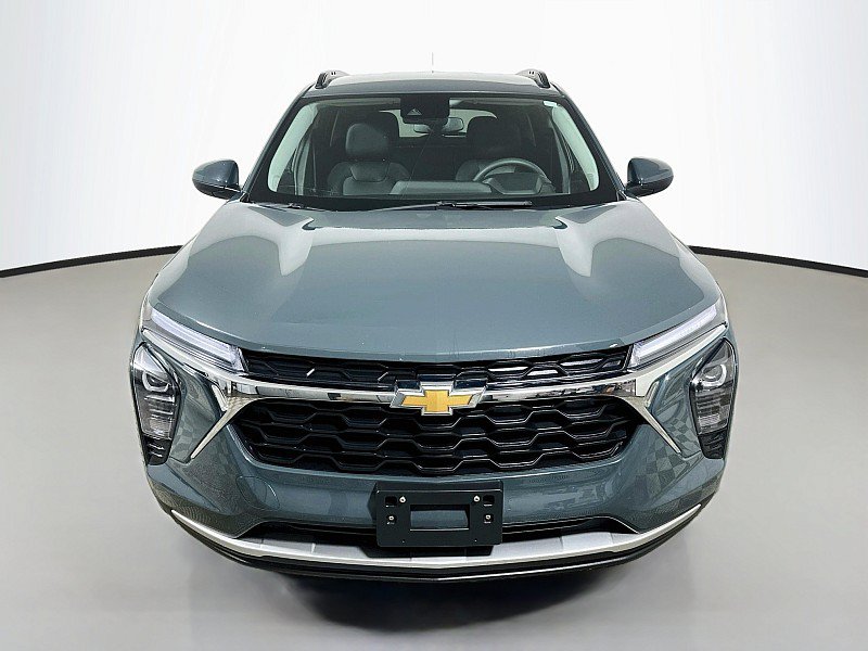 Used 2025 Chevrolet Trax LT FWD image 2