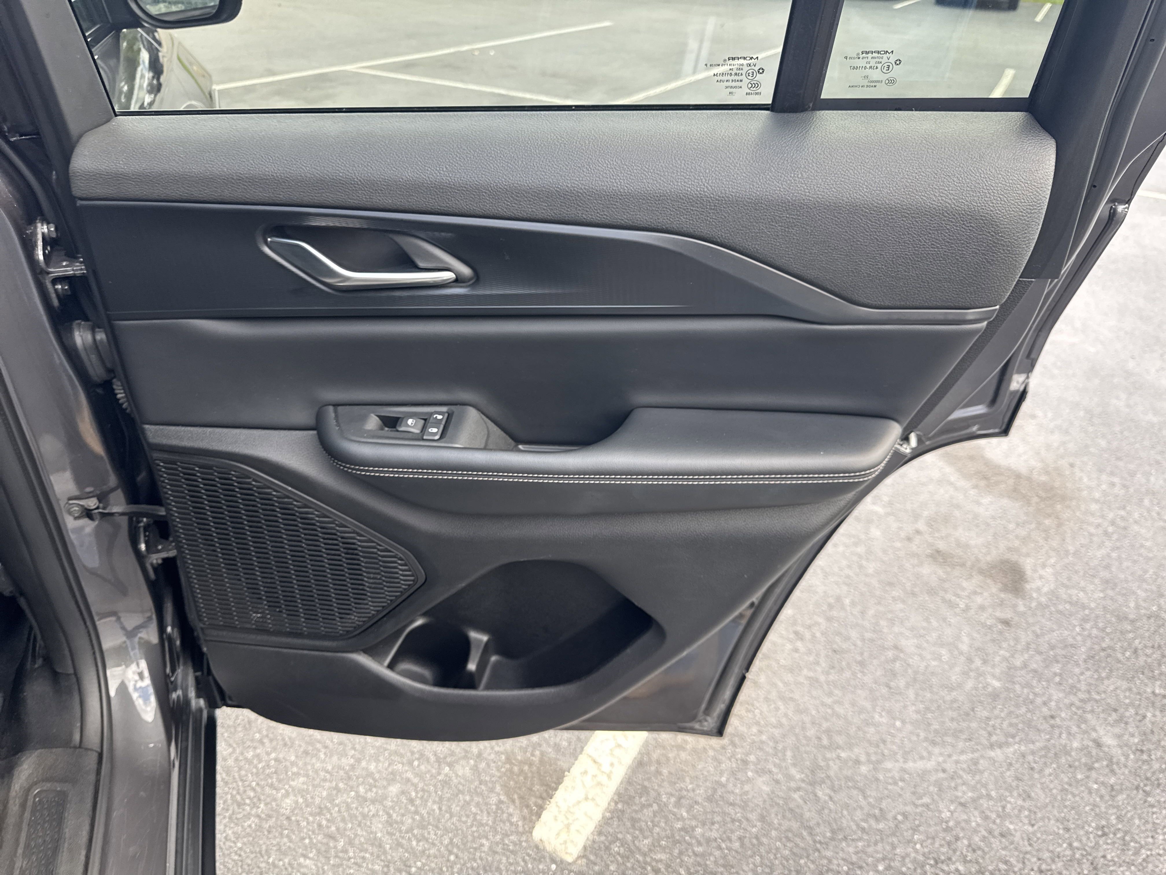 Used 2024 Jeep Grand Cherokee Laredo image 30