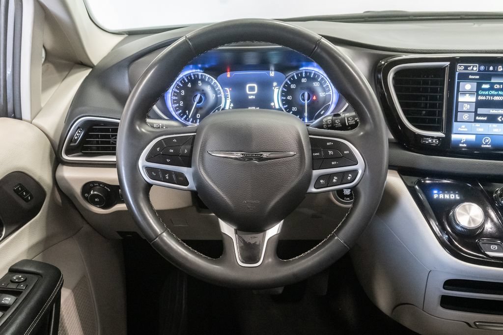 Used 2023 Chrysler Pacifica Touring-L FWD image 12