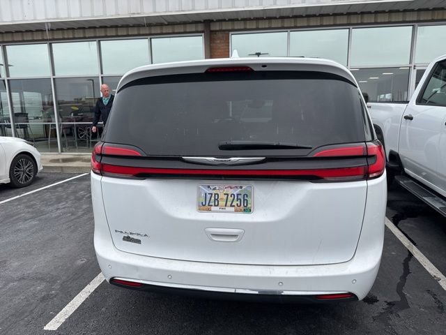 Used 2022 Chrysler Pacifica Touring-L image 8