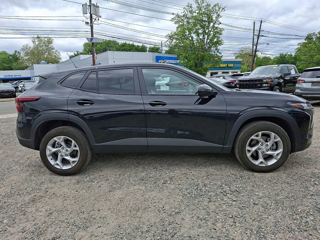 Used 2025 Chevrolet Trax LS w/ LS Convenience Package FWD image 9
