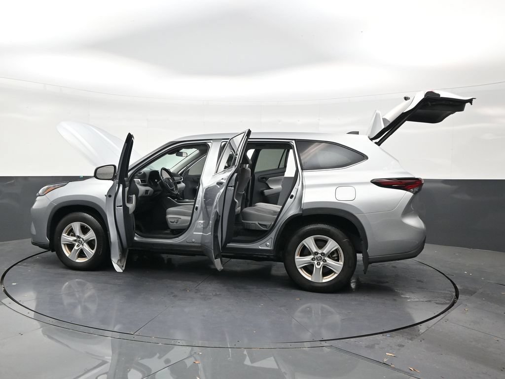Used 2024 Toyota Highlander LE FWD image 29